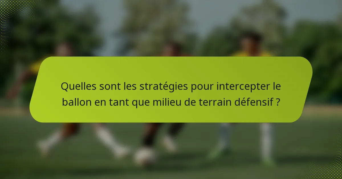 Quelles sont les stratégies pour intercepter le ballon en tant que milieu de terrain défensif ?